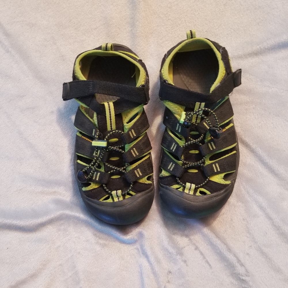 Keen black/green water/hiking shoes Sz 4